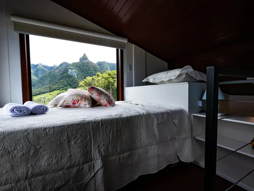 Mezanino com cama de casal e janela para as montanhas