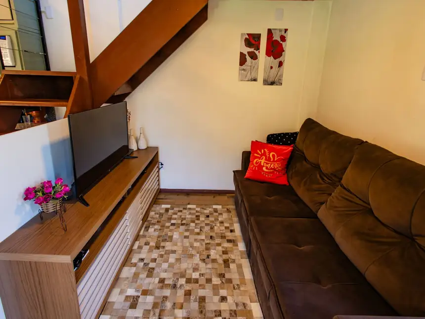 Sala do Chalé Casal com sofá marrom e TV
