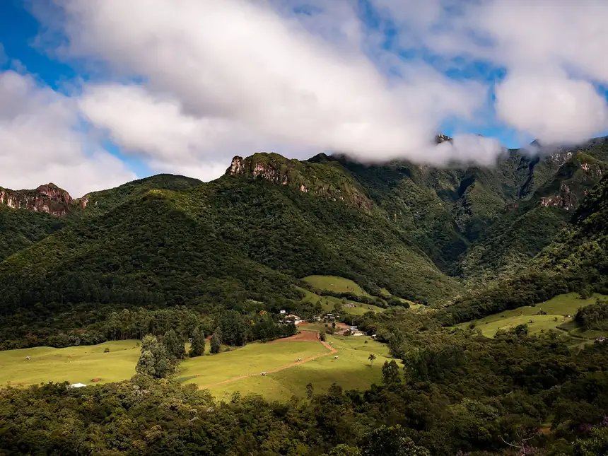 O vale e as montanhas vistos do Sítio Vale Encantado