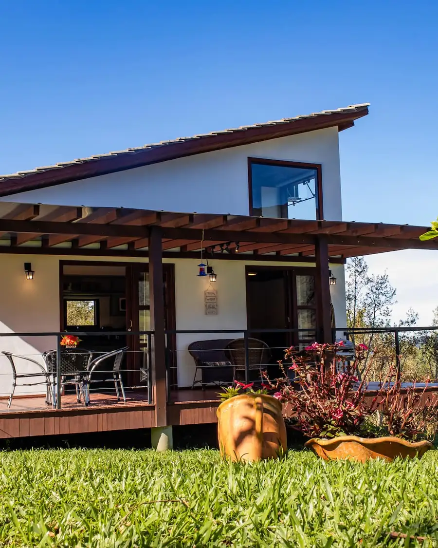 O Chalé Casal, uma tiny house com deck de madeira sobre o gramado