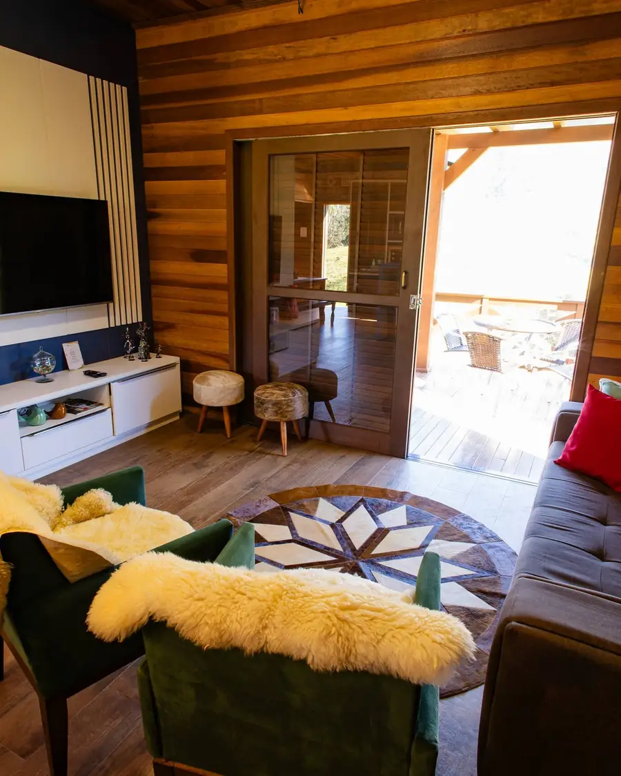 Sala do Chalé Família com sofá e TV
