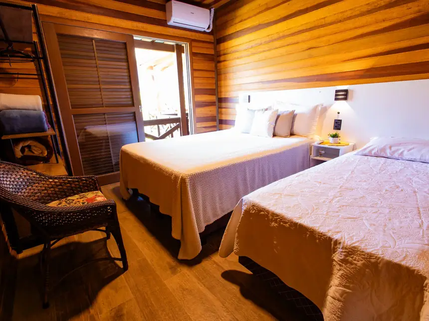 Quarto com cama de casal e cama de solteiro