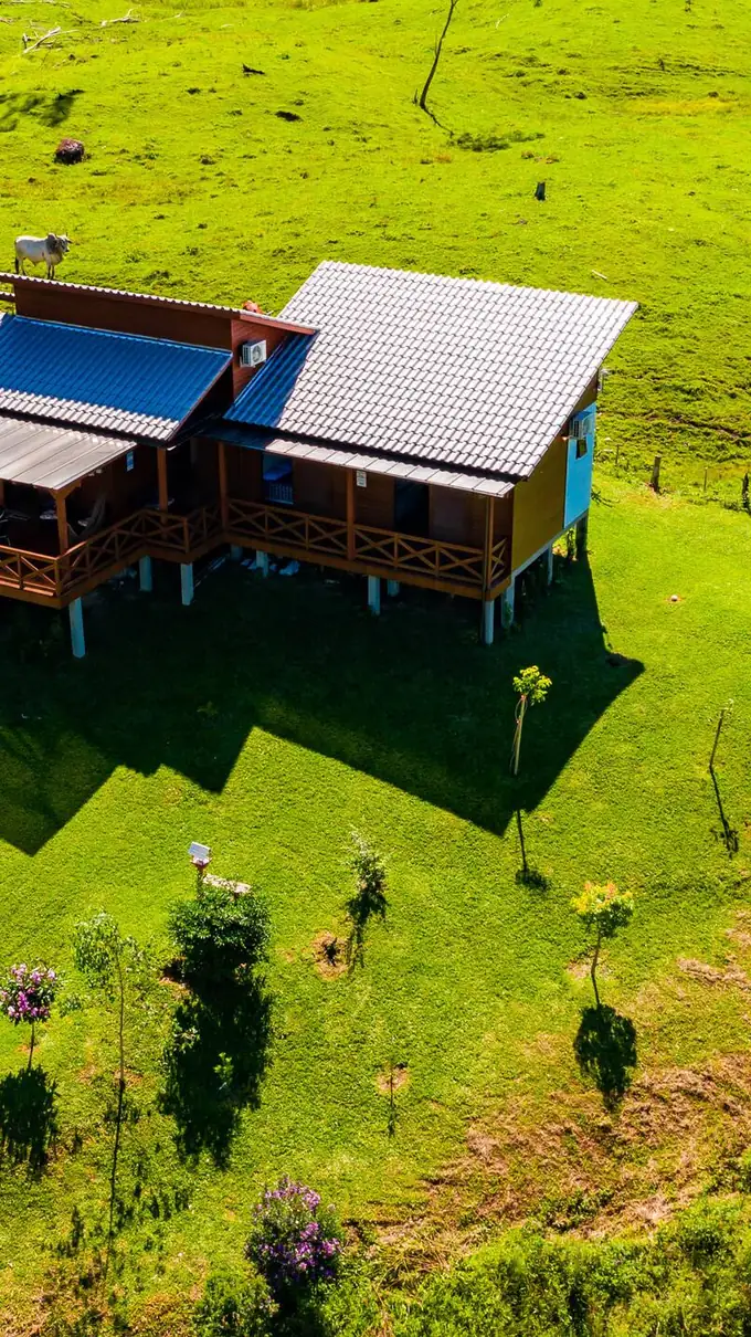 Os dois chalés do Sítio Vale Encantado vistos de cima, no gramado