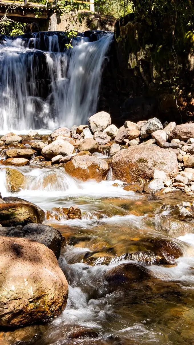 Rio de pedras com pequena cachoeira na região de Treviso
